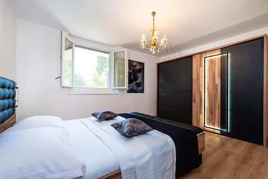 Luxury Modern Condo With Garden Near Old Town Zadar